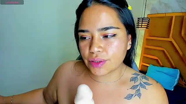 Violett_Cinnamon live cam on StripChat