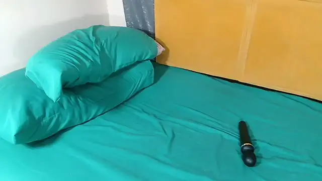HugeTitisxx webcam