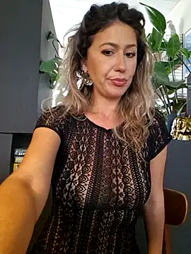 CelynaRoss live cam on StripChat