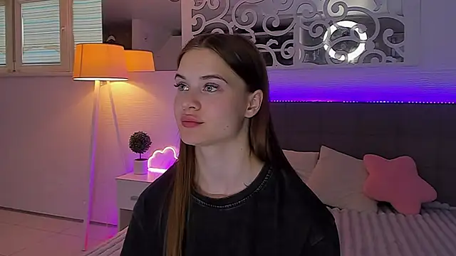 LuisaClover live cam on StripChat