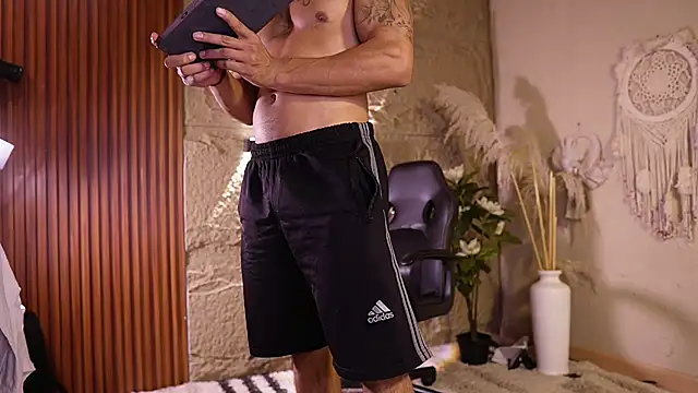 DannSaenz live cam on StripChat