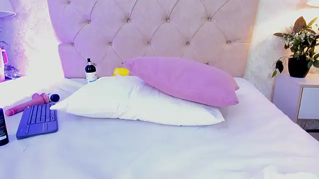 Mia_Montess webcam