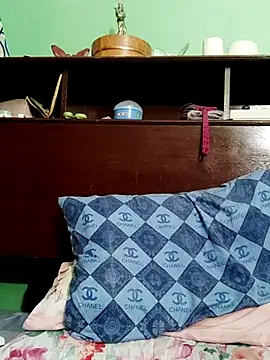 QueenSoreal live cam on StripChat