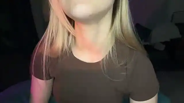 BlondeDoes webcam