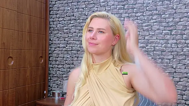 CuteBlondeMe webcam