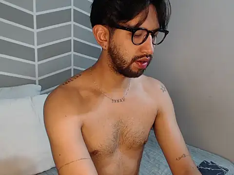 thomass1018 live cam on StripChat