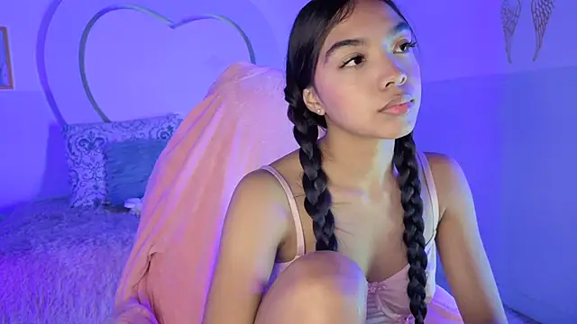 pocahontamoon live cam on StripChat