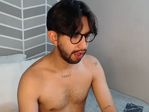 thomass1018 live cam on StripChat