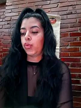 Luianna live cam on StripChat