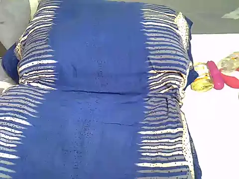 Pearl_petite live cam on StripChat