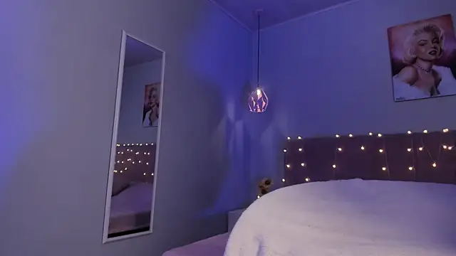 ela_petit (F teen) - Fingers in pussy