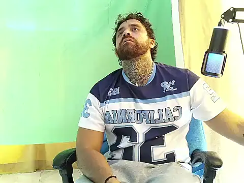 aronmiller404 live cam on StripChat