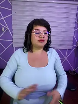 MiiaaJoness webcam