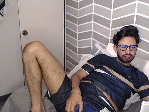 thomass1018 live cam on StripChat