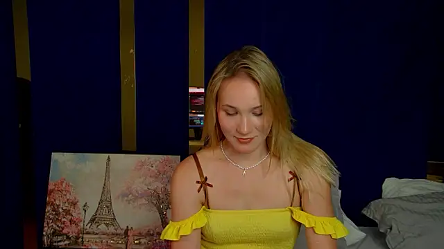 ElaraVoltage live cam on StripChat
