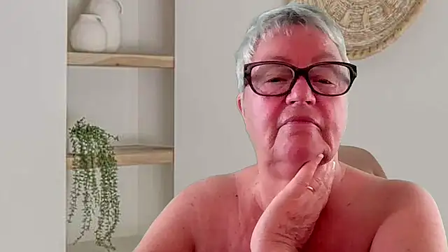 Mystery-Grandmother webcam