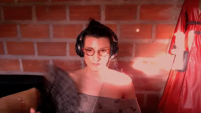 Moira-Hot webcam