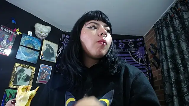 Yourmadame_P webcam