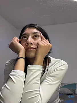 KiraKayLeiigh webcam