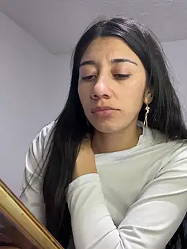 KiraKayLeiigh webcam