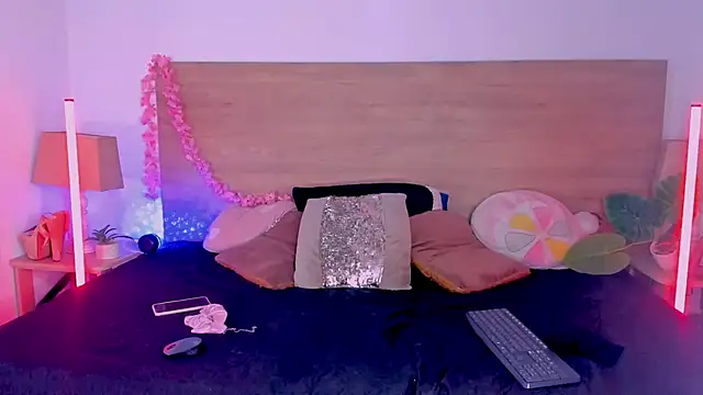 LaraRous webcam