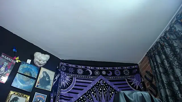 Yourmadame_P webcam