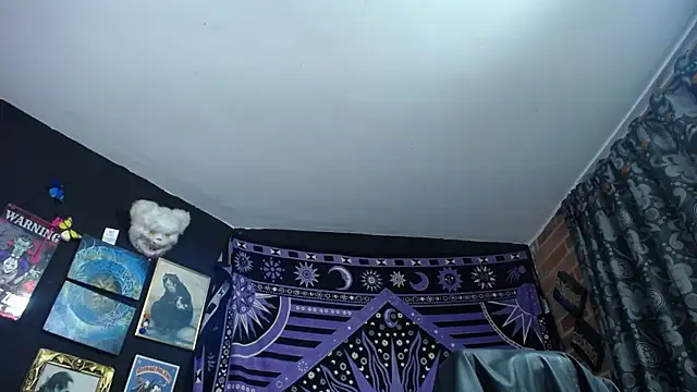 Yourmadame_P webcam