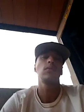 Santi2323xxX webcam