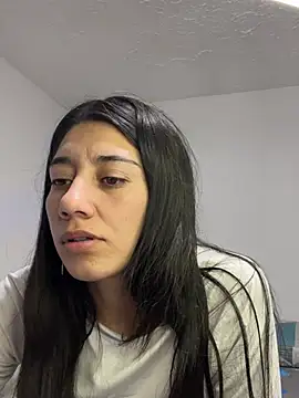 KiraKayLeiigh live cam on StripChat