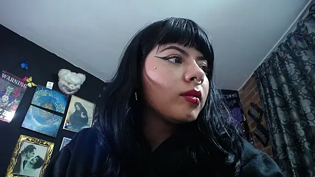 Yourmadame_P webcam