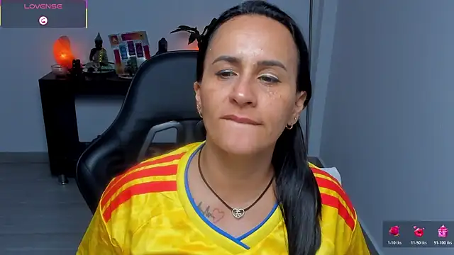 Sara_Charmy live cam on StripChat