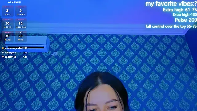 KitnissKiss live cam on StripChat