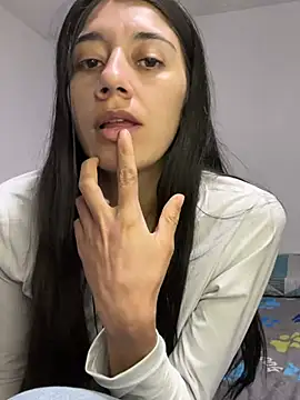 KiraKayLeiigh webcam