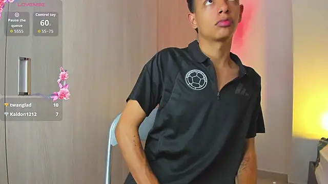 Maxfrost1 live cam on StripChat