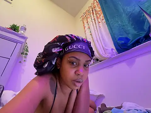 TheRealOshunQueen webcam