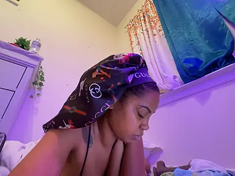 TheRealOshunQueen webcam