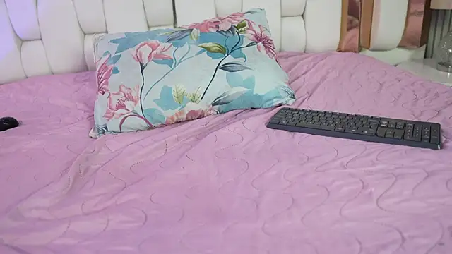 kinkylittlegirll webcam