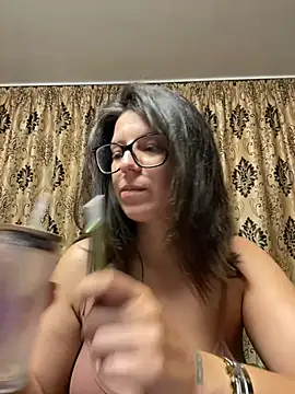 NadiraNoor live cam on StripChat