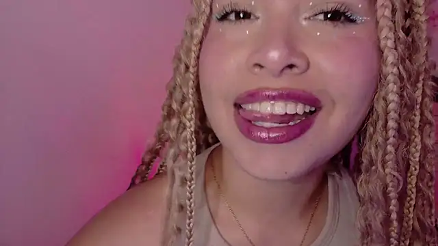 Haelycute live cam on StripChat