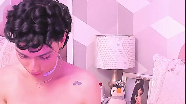 KylieMonnett live cam on StripChat