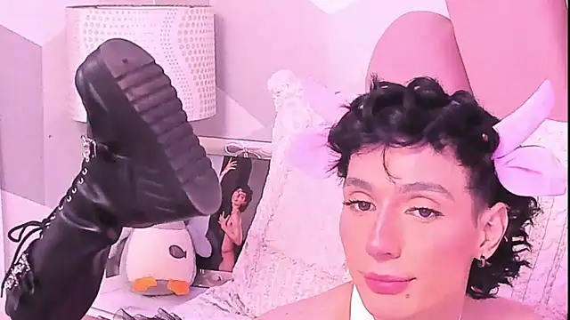 kyliemonnett (M young) - See my hard cock.💜