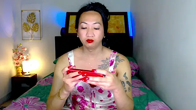 LovelyQueen69 webcam