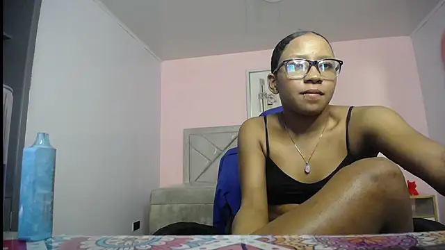 LauraKail_ch live cam on StripChat