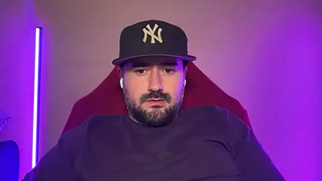 dominanttheo (Ask my age) - im horny