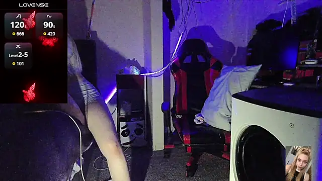 Blondiewithanass webcam