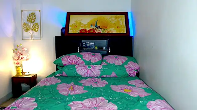 LovelyQueen69 webcam