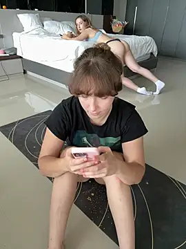 Nura_n_Sarah webcam