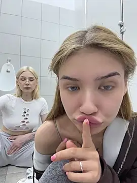 FlashTitsRoyal webcam