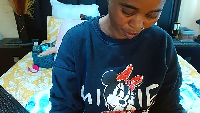 NaughtyLuux12 webcam