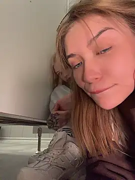FlashTitsRoyal webcam